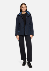 Sommerjacke mit abnehmbarer Kapuze / Modellfoto Vorderseite (Outfit)