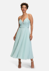 Abendkleid mit Stickerei / Modellfoto Vorderseite