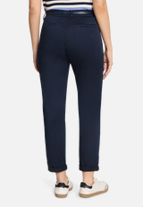 Chino-Hose unifarben / Modellfoto Rückseite