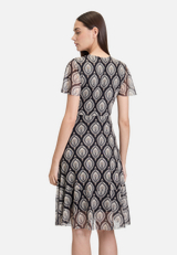 Volantkleid mit Rüschen / Modellfoto Rückseite