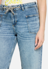 Used Look-Jeans mit Bindegürtel / Detailbild