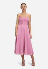 Abendkleid mit Cut-Outs / Modellfoto Vorderseite