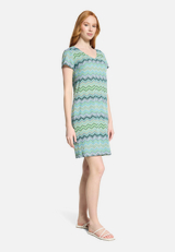 Sommerkleid mit V-Ausschnitt / Modellfoto Vorderseite (Outfit)