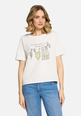 Basic Shirt mit Aufdruck / Modellfoto Vorderseite
