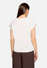 Printshirt mit Ärmelaufschlag / Modellfoto Rückseite