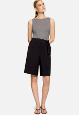 Top  gestreift mit U-Boot Ausschnitt  / Modellfoto Vorderseite (Outfit)