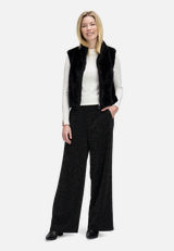 Marlene-Hose im Glitzer-Look / Modellfoto Vorderseite (Outfit)