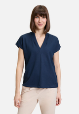 Casual-Shirt mit V-Ausschnitt / Modellfoto Vorderseite