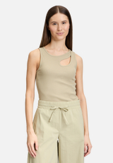 Basic-Top mit Rundhalsausschnitt / Modellfoto Vorderseite