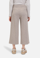 Culotte mit Bügelfalte / Modellfoto Rückseite