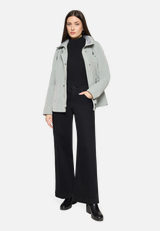 Sommerjacke mit abnehmbarer Kapuze / Modellfoto Vorderseite (Outfit)