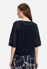 Strickpullover mit Lochmuster / Modellfoto Rückseite