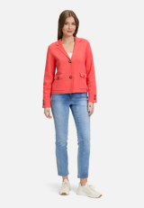 Strickblazer mit aufgesetzten Taschen / Modellfoto Vorderseite (Outfit)