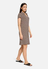 Blusenkleid mit grafischem Muster  / Modellfoto Vorderseite (Outfit)