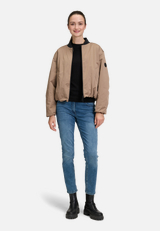 Bomberjacke mit Kragen / Modellfoto Vorderseite (Outfit)