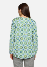 Blusenshirt mit Muster / Modellfoto Rückseite