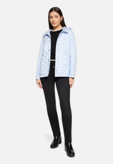 Outdoorjacke mit Kapuze / Modellfoto Vorderseite (Outfit)