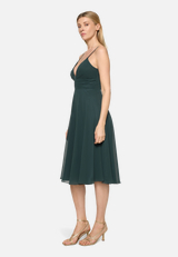Chiffonkleid mit V-Ausschnitt / Modellfoto Vorderseite (Outfit)
