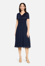 Cocktailkleid im Glitzer-Look / Modellfoto Vorderseite