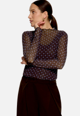 Halbarm-Shirt mit Muster / Modellfoto Vorderseite