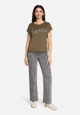 Stretch-Jeans mit Muster / Modellfoto Vorderseite (Outfit)