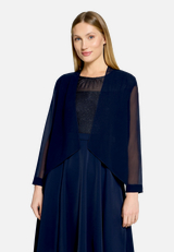 Blusenjacke ohne Verschluss / Modellfoto Vorderseite