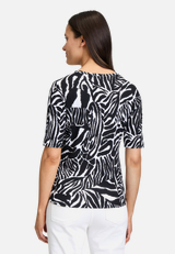 Basic Shirt mit Rippenstruktur / Modellfoto Rückseite