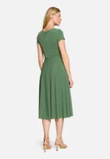Cocktailkleid im Glitzer-Look / Modellfoto Rückseite