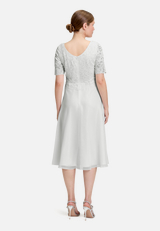 Cocktailkleid mit Spitze / Modellfoto Rückseite