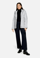 Outdoorjacke mit Kapuze / Modellfoto Vorderseite (Outfit)