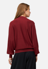 Feinstrickpullover mit Stehkragen / Modellfoto Rückseite