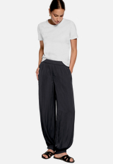 Schlupfhose  mit Gummizug  / Modellfoto Vorderseite (Outfit)