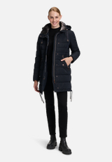 Steppmantel mit Kunstfellkragen / Modellfoto Vorderseite (Outfit)