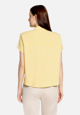 Oversize-Bluse mit aufgesetzter Brusttasche / Modellfoto Rückseite
