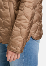 Outdoorjacke mit Steppungen / Detailbild