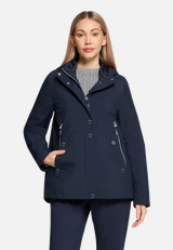 Outdoorjacke mit Kapuze / Modellfoto Vorderseite
