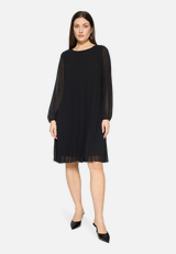 Chiffonkleid mit Plissee / Modellfoto Vorderseite