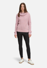 Strickpullover mit Lurexfaden / Modellfoto Vorderseite (Outfit)