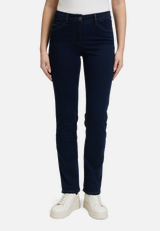 Basic-Jeans mit aufgesetzten Taschen / Modellfoto Vorderseite