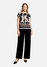 Shirt  mit Print und Rundhalsausschnitt  / Modellfoto Vorderseite (Outfit)