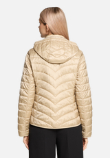 Outdoorjacke mit abnehmbarer Kapuze / Modellfoto Rückseite