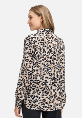 Hemdbluse mit Print / Modellfoto Rückseite