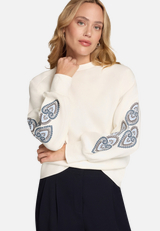 Sweatshirt mit Aufdruck / Modellfoto Vorderseite