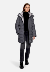 Steppjacke mit abnehmbarer Kapuze / Modellfoto Vorderseite (Outfit)
