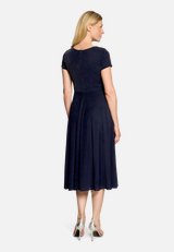 Cocktailkleid im Glitzer-Look / Modellfoto Rückseite
