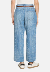 Casual-Hose mit Gürtel / Modellfoto Rückseite
