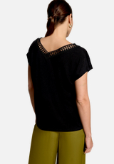 T-Shirt  mit Spitze / Modellfoto Rückseite