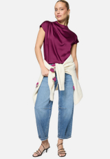 Satinbluse  mit Stehkragen / Modellfoto Vorderseite (Outfit)