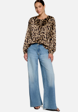 Gemusterte Satin-Bluse  mit Rundhalsausschnitt / Modellfoto Vorderseite (Outfit)