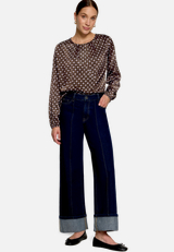 Satin-Bluse mit Print. / Modellfoto Vorderseite (Outfit)